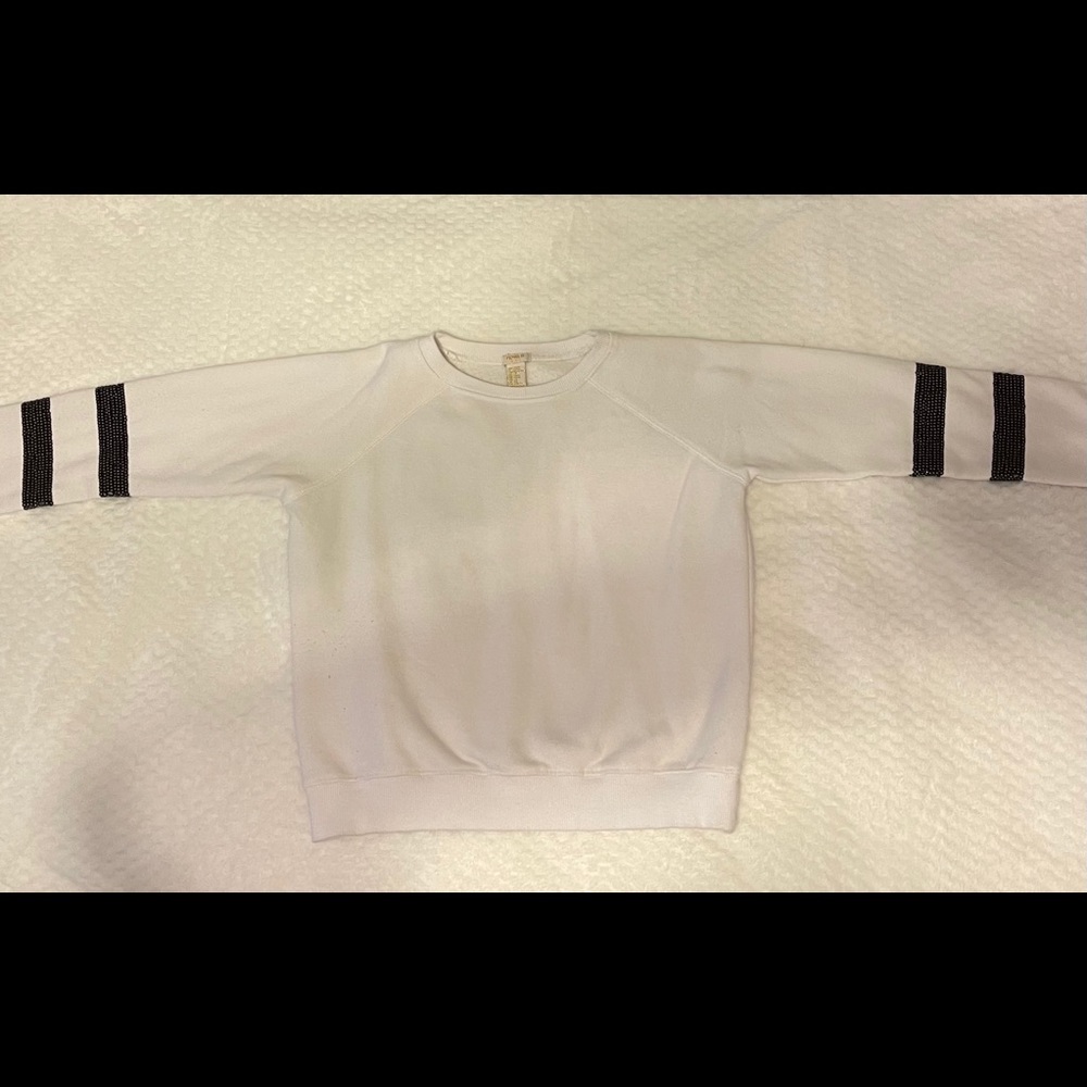 White long sleeves t-shirt, sequin stripes.